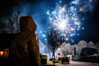 1767171019_maasdam-buurtbewoners-in-maasdam-luiden-met-vuurwerk-het-nieuwe-jaar-in-anp-jeffrey-groeneweg.webp