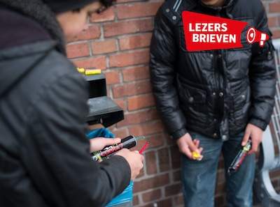 2014-12-01-12-11-50-illustratie-twee-jongens-spelen-met-cobra-vuurwerk-op-straat-verschillende-gemee.jpeg
