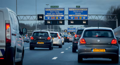 2015-02-03-08-31-30-rotterdam-auto-s-staan-op-de-a20-in-de-file-tijdens-de-drukste-ochtendspits-van.avif