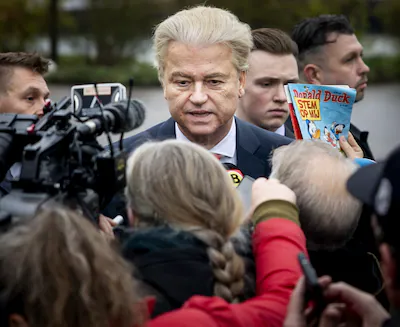 2025-11-28-10-01-24-moerdijk-pvv-leider-geert-wilders-tijdens-een-bezoek-aan-moerdijk-het-noord-brab.webp