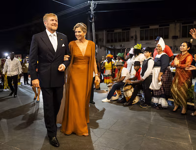 2025-12-01-19-29-01-paramaribo-koning-willem-alexander-en-koningin-maxima-bij-aankomst-het-door-pres.avif