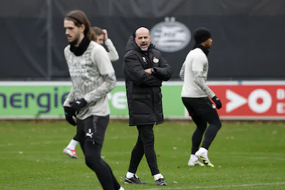 2025-12-08-15-07-33-eindhoven-l-r-yarek-gasiorowski-of-psv-eindhoven-psv-eindhoven-coach-peter-bosz.webp