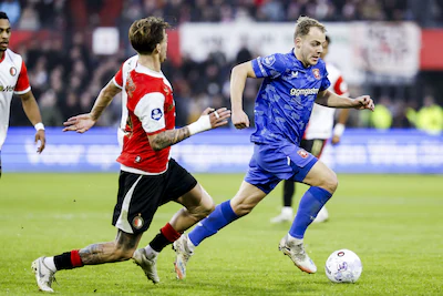 2025-12-21-15-56-09-rotterdam-l-r-luciano-valente-of-feyenoord-en-thomas-van-den-belt-of-fc-twente-t.webp