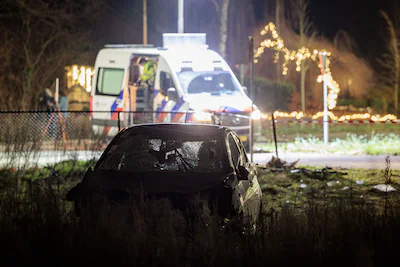 2025-12-22-23-00-08-nunspeet-politieonderzoek-op-de-plek-waar-een-auto-op-een-groep-mensen-inreed-bi.webp