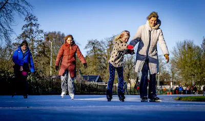 2025-12-25-11-13-50-zeist-schaatsliefhebbers-vermaken-zich-op-eerste-kerstdag-op-het-natuurijs-van-d.webp