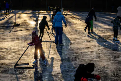 2025-12-26-10-23-31-gramsbergen-schaatsliefhebbers-vermaken-zich-tijdens-tweede-kerstdag-op-het-natu.webp