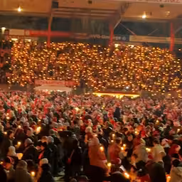 28500-voetbalsupporters-zingen-kerstliedjes-in-stadion-union-berlin.jpg
