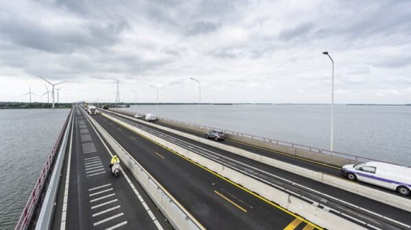 De-Haringvlietbrug-met-aangepaste-rijstroken-Foto-Rijkswaterstaat-scaled.jpg