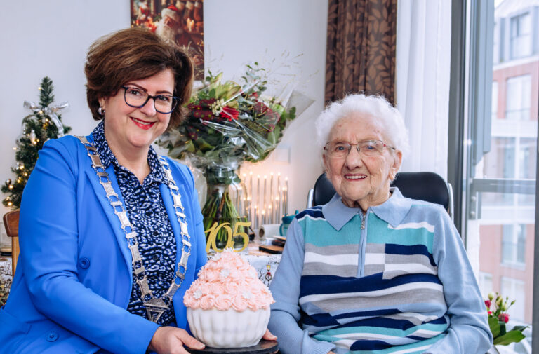 Mevrouw-Van-der-Linden-105-jaar_2-scaled.jpeg