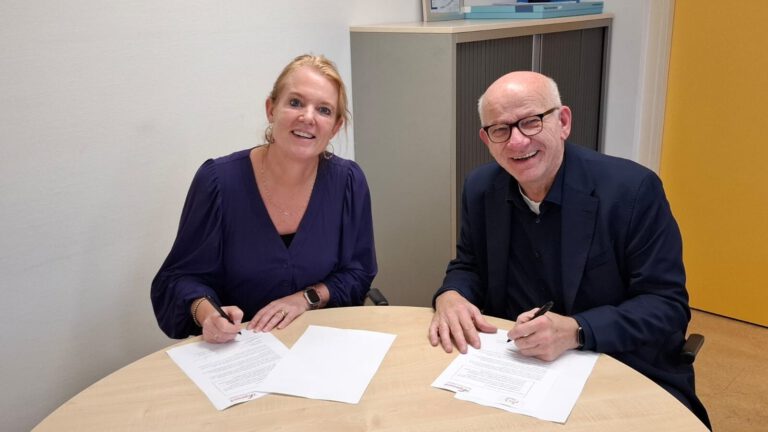 Ondertekening-intentieverklaring-door-Chantal-Beks-en-Jack-Thiadens.jpeg