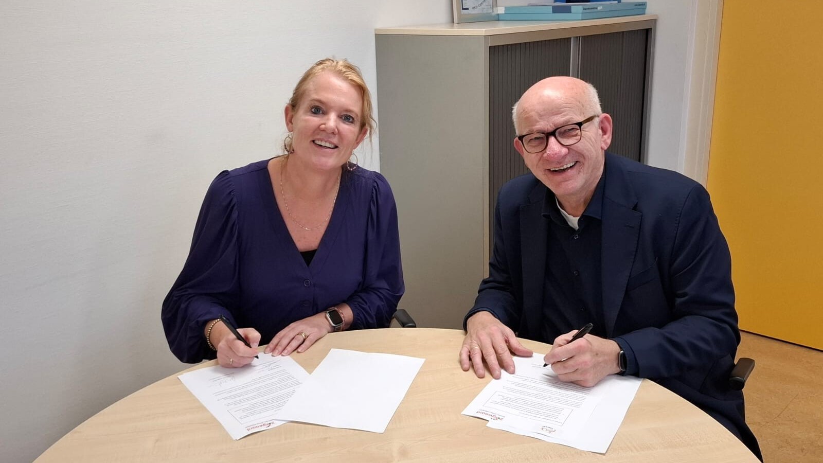 Ondertekening-intentieverklaring-door-Chantal-Beks-en-Jack-Thiadens.jpeg