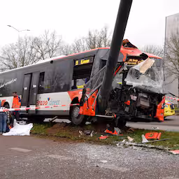 acht-mensen-naar-ziekenhuis-na-botsing-stadsbus-met-verkeersbord-in-nijmegen.jpg
