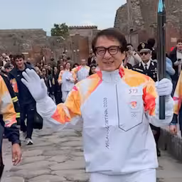 acteur-jackie-chan-loopt-met-olympische-vlam-door-historische-stad-pompei.jpg