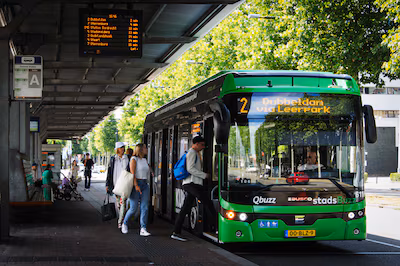 afgekocht-ar20220727-0026-dordrecht-bussstation-qbuzz-dienstregeling-uitgevallen-bussen-27-07-2022-f.avif