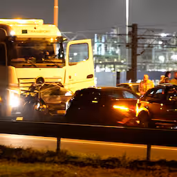 agenten-onderzoeken-botsing-vrachtwagen-en-5-autos-op-a15.jpg