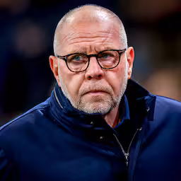 ajax-coach-grim-sprak-met-spelers-over-duel-in-leeg-stadion-grote-deceptie.jpg