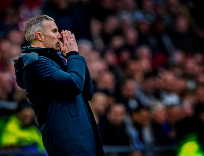 ajax-feyenoord-seizoen-2025-2026-robin-van-persie-slaat-de-handen-voor-de-ogen-na-een-gemiste-kans-f.webp