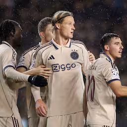 ajax-spits-dolberg-scoort-met-hard-afstandsschot-tegen-qarabag.jpg