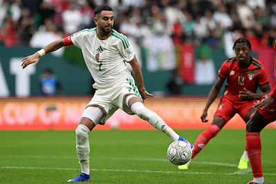 algeria-s-forward-7-riyad-mahrez-stretches-for-the-ball-during-the-africa-cup-of-nations-can-group-e.webp