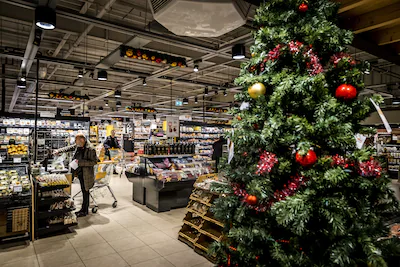 amstelveen-winkelend-publiek-in-een-supermarkt-steeds-meer-supermarkten-zijn-open-op-eerste-en-tweed.webp