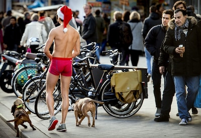 amsterdam-een-man-met-een-kerstmuts-laat-zijn-honden-uit-op-het-rokin-anp-koen-van-weel.jpeg