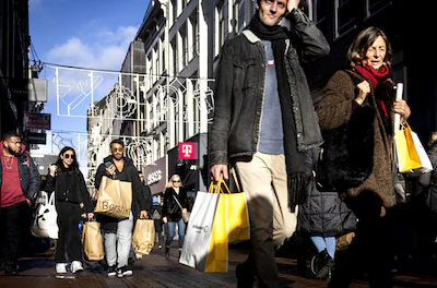 amsterdam-winkelend-publiek-op-black-friday-in-de-kalverstraat-dit-van-oorsprong-amerikaanse-koopjes.webp