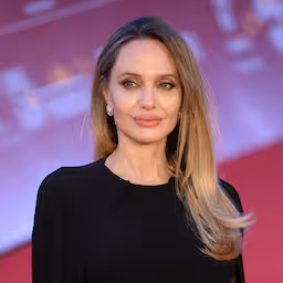 angelina-jolie-laat-littekens-zien-om-borstkankerbewustzijn-te-vergroten.jpg