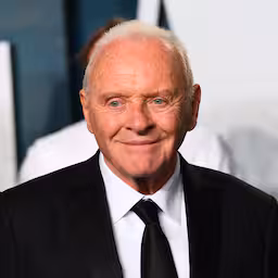 anthony-hopkins-viert-vijftig-jaar-zonder-alcohol-kies-voor-het-leven.jpg
