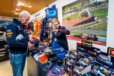 ar20211206-0023-frank-olieman-met-maxmania-in-de-winkel-op-de-lijnbaan.jpeg