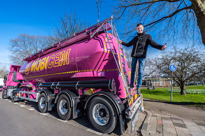 ar20240308-0008-gouda-edwin-de-vos-en-zijn-grote-paarse-truck.avif