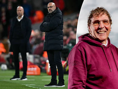 arne-slot-en-peter-bosz-tijdens-liverpool-psv-1-4-op-anfield.webp