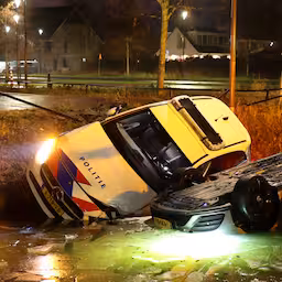 auto-en-politiewagen-belanden-in-sloot-door-gladheid-in-rijswijk.jpg