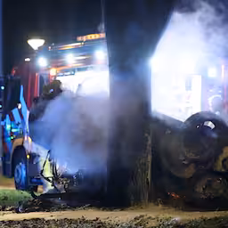 auto-ligt-uitgebrand-tegen-boom-na-achtervolging-door-haagse-politie.jpg