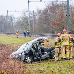 auto-onder-trein-gekomen-op-spoorwegovergang-in-loozen-bestuurder-gewond.jpg