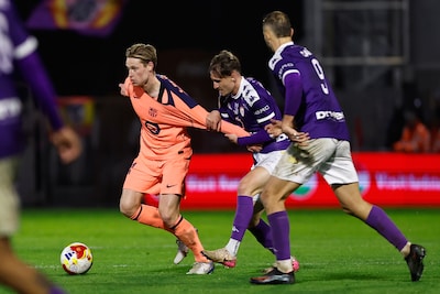 barcelona-s-frenkie-de-jong-left-fights-for-the-ball-with-guadalajara-s-argus-moreno-center-during-t.jpeg