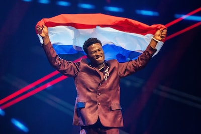 basel-claude-tijdens-de-vlaggenparade-voor-aanvang-van-de-finale-van-het-eurovisie-songfestival-de-z.jpeg