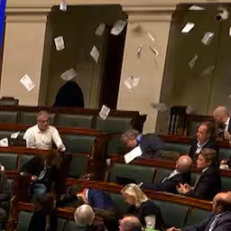 belgische-kamervoorzitter-grapt-na-actie-activisten-confettitekort-opgelost.jpg