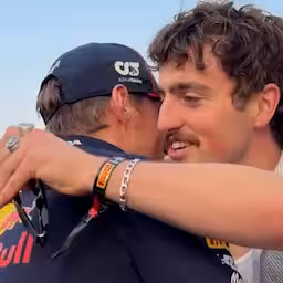 benson-boone-stapt-in-auto-bij-max-verstappen-hij-is-een-beest.jpg