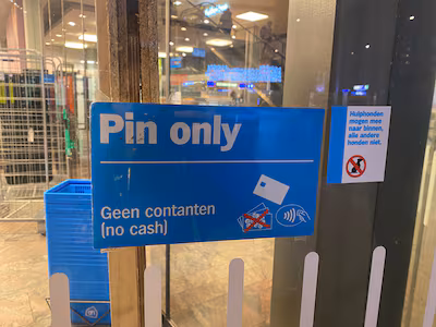 bij-de-albert-heijn-to-go-op-rotterdam-centraal-is-het-niet-mogelijk-om-met-contant-geld-te-betalen.avif