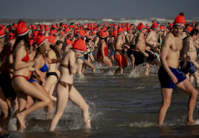 bij-de-nieuwjaarsduik-luidt-men-het-nieuwe-jaar-in-met-een-ijskoude-plons.webp