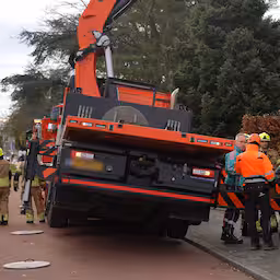bouwkraan-zakt-weg-raakt-dak-van-woning-in-nijmegen.jpg