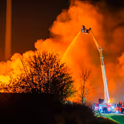 brandweer-in-zutphen-heeft-handen-vol-aan-brandende-vuilnisbelt.jpg