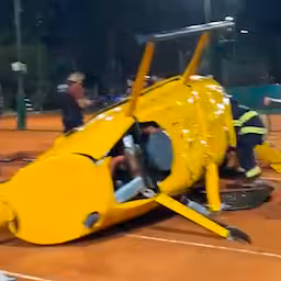 brokstukken-helikopter-op-argentijnse-tennisbaan-na-crash.jpg