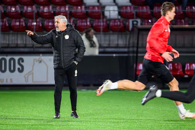 bunschoten-spakenburg-02-12-2025-willem-leushuis-geeft-aanwijzingen-tijdens-zijn-eerste-training-op.webp