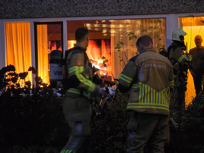 de-bewoner-was-zeer-verrast-toen-er-brandweerlieden-voor-de-deur-stonden.webp