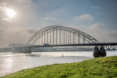 de-brug-over-de-noord-n915-ook-wel-alblasserdamsebrug-tussen-alblasserdam-en-hendrik-ido-ambacht-fot.jpeg
