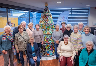 de-dames-bij-de-door-hun-gehaakte-granny-kersboom-teken-van-verbondenheid-in-de-wassenaarse-biblioth.jpeg