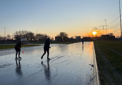 de-eerste-schaatsers-stonden-direct-na-de-opening-al-op-de-baan.avif