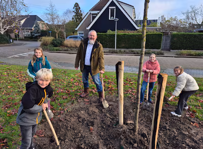 de-leerlingen-hebben-17-bomen-en-53-struiken-geplant.avif