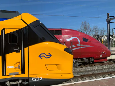 de-nieuwe-intercity-nieuwe-generatie-staat-naast-de-thalys-te-blinken-op-rotterdam-centraal.webp
